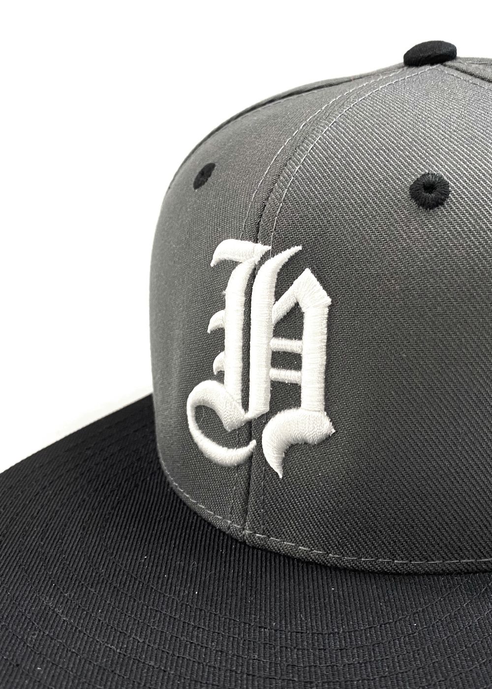 H Baseball CAP (CHARCOAL/BLACK) / 刺繍ロゴ ベースボールキャップ