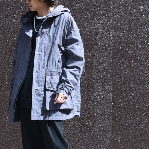 薄手で軽やかな春のミリタリー。