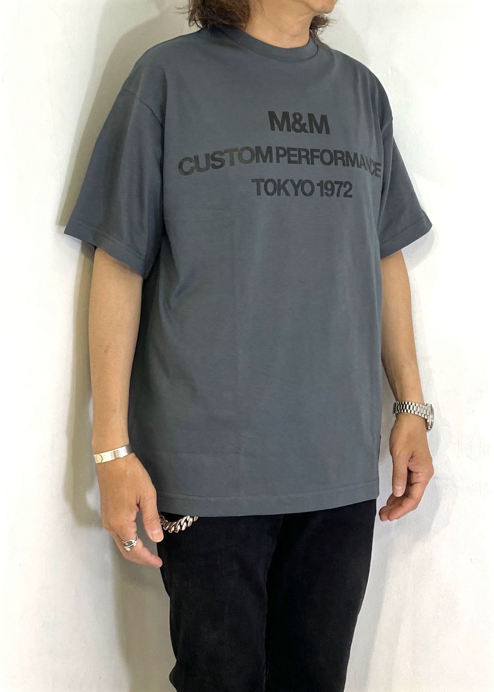 PRINT TEE (SLATE GRAY) / ステンシル ロゴ プリント Tシャツ
