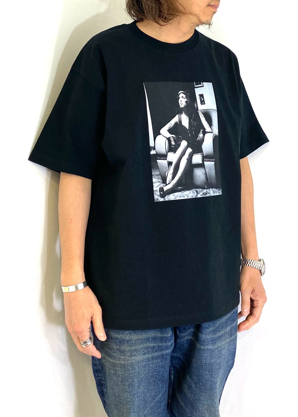 Amy Winehouse "Sitting On A Chair" Photo S/S Tee (BLACK) / エイミー・ワインハウス コラボ Tシャツ