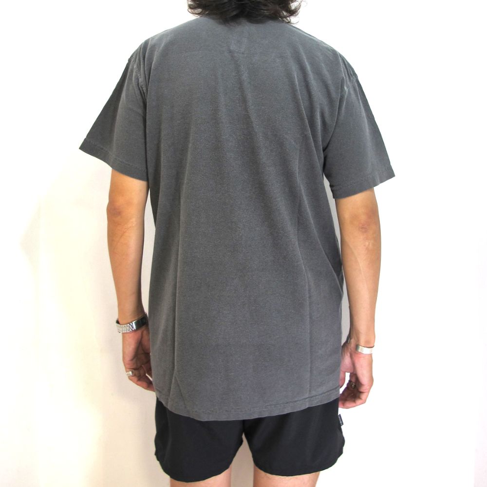 × CHALLENGER BUILT IN JP TEE (SMOKE BLACK) / チャレンジャー コラボT