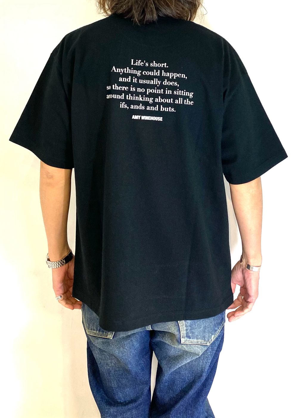 Amy Winehouse "Lean On A Car" Photo S/S (BLACK) / エイミー・ワインハウス コラボ Tシャツ
