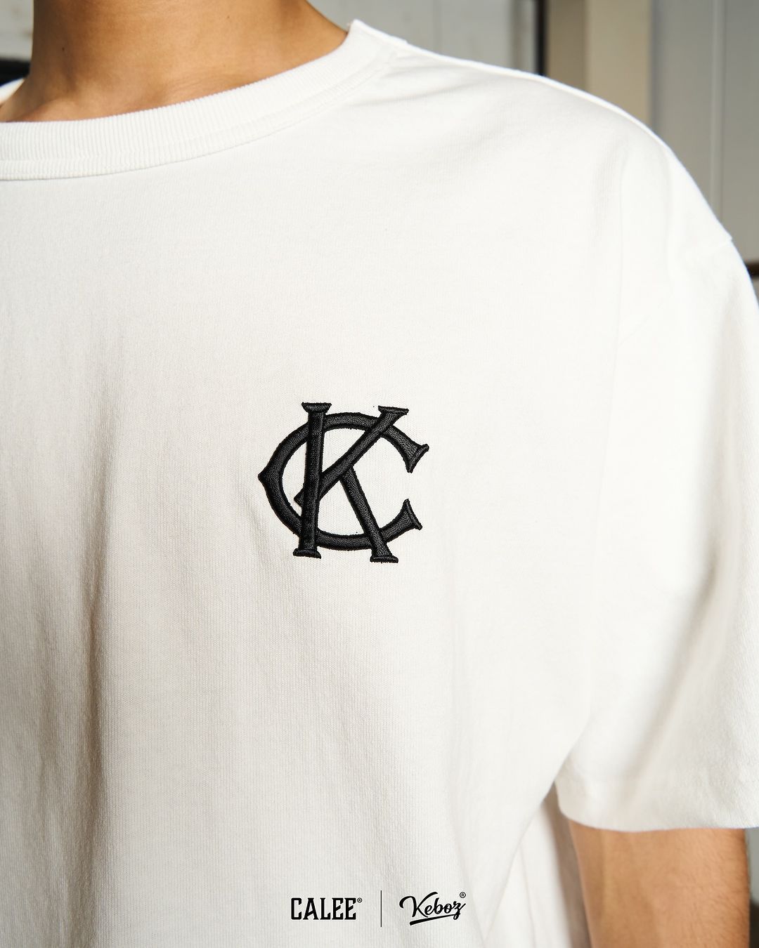 CALEE - × KEBOZ CLASSIC LOGO S/S TEE (WHITE) / ケボズ コラボ Tシャツ | LOOPHOLE