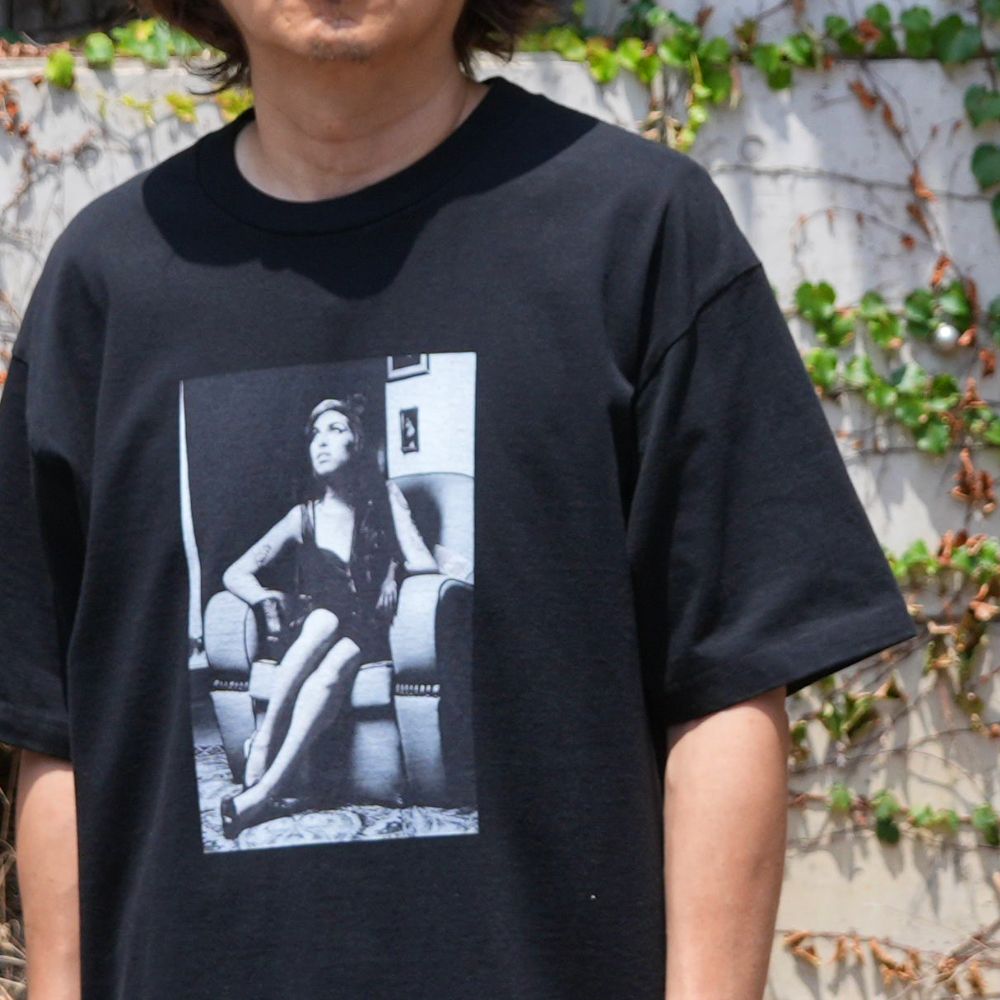Amy Winehouse "Sitting On A Chair" Photo S/S Tee (BLACK) / エイミー・ワインハウス コラボ Tシャツ