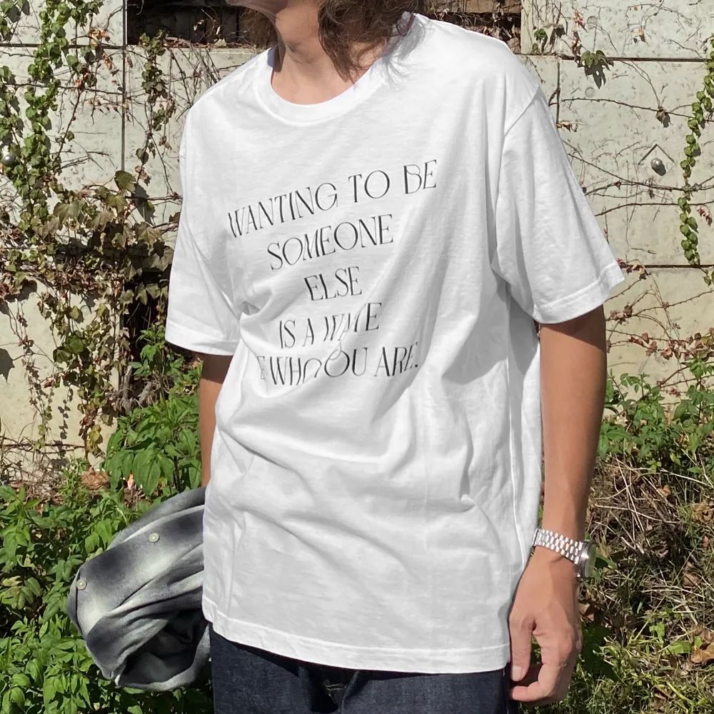 WANTING TO BE SOMEONE T-SH (WHT) / タイポグラフィ プリント Tシャツ