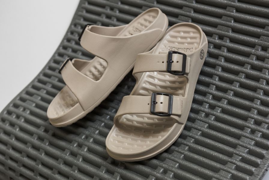 足元をサンダルに変え、夏コーデにアクティブさを。