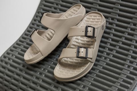 足元をサンダルに変え、夏コーデにアクティブさを。