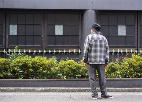 生地感の違いで変化を付けた大人のストリートスタイル