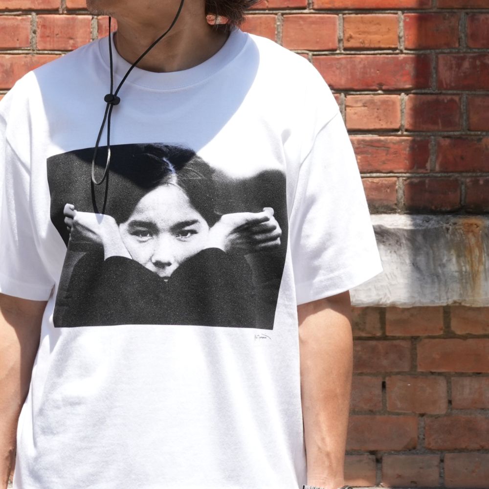 【Bjork by Kevin Cummins×GDC】Monochrome Tee (WHITE) / ×Bjork by Kevin Cummins コラボ Tシャツ