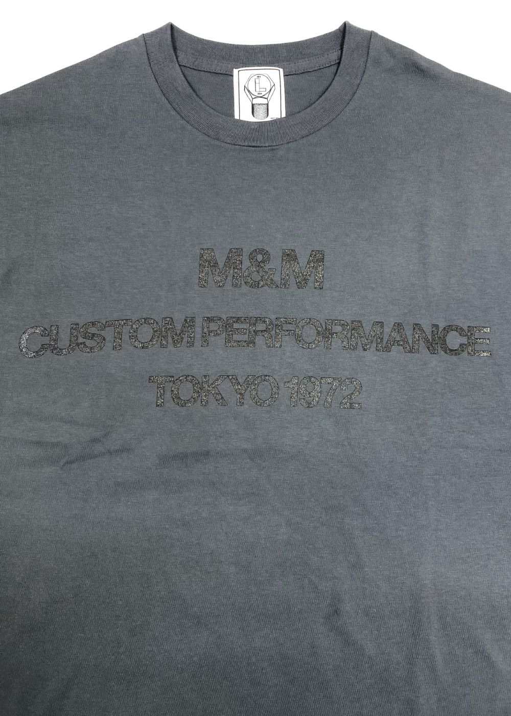 PRINT TEE (SLATE GRAY) / ステンシル ロゴ プリント Tシャツ