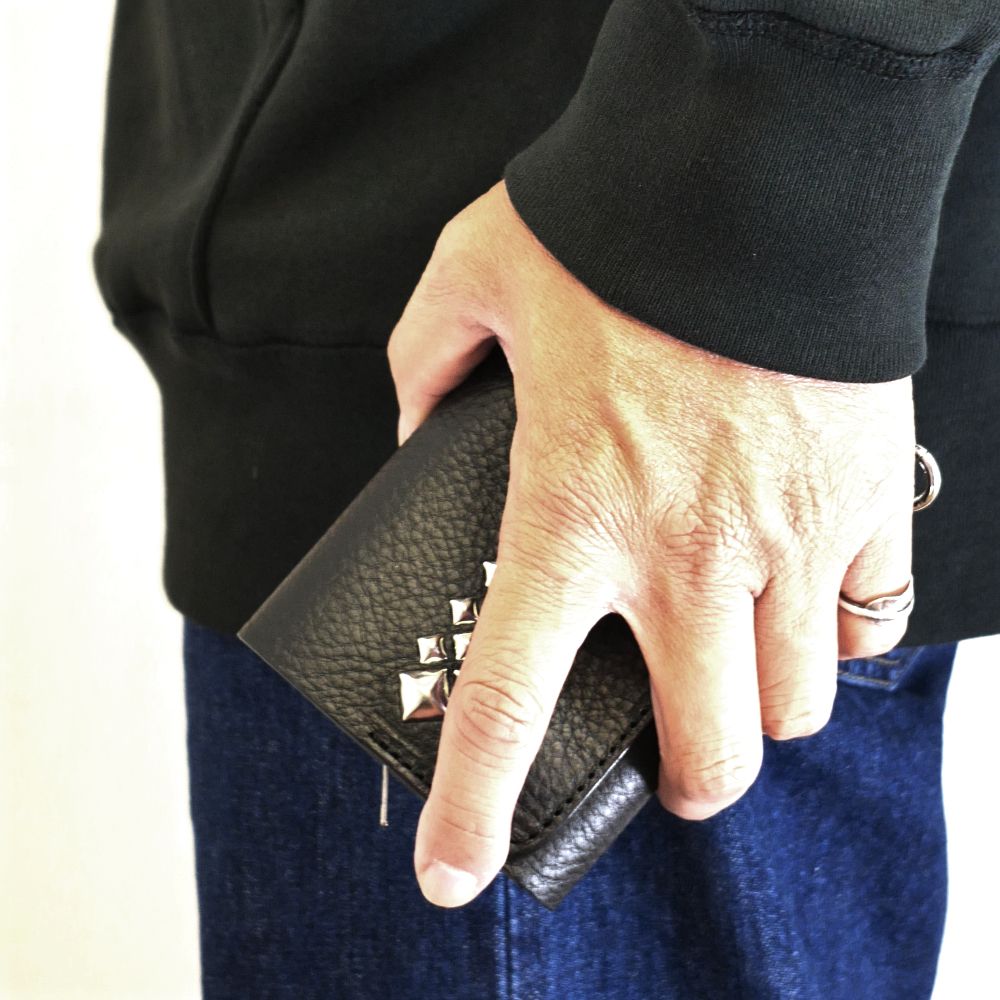 CALEE - 【ラスト1点】STUDS LEATHER FLAP HALF WALLET (BLACK) / スタッズ レザー フラップ ハーフ  ウォレット | LOOPHOLE