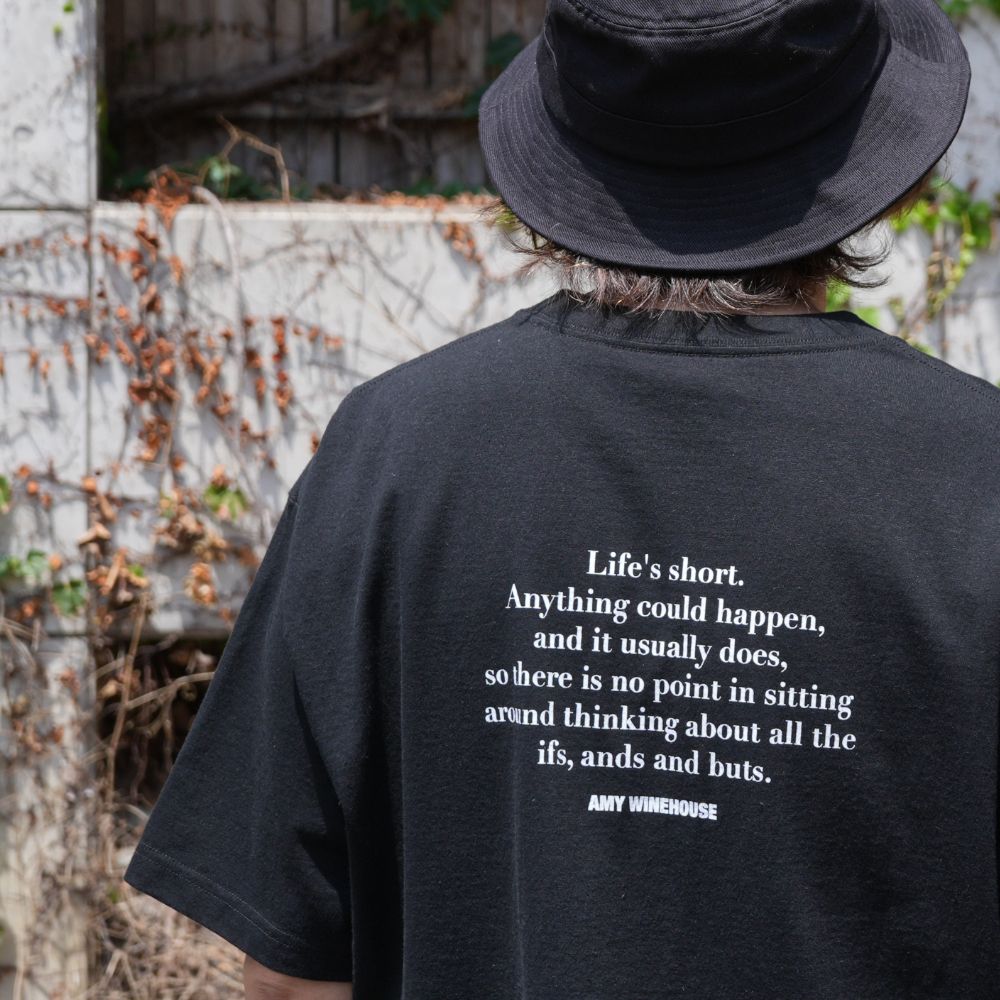 Amy Winehouse "Sitting On A Chair" Photo S/S Tee (BLACK) / エイミー・ワインハウス コラボ Tシャツ