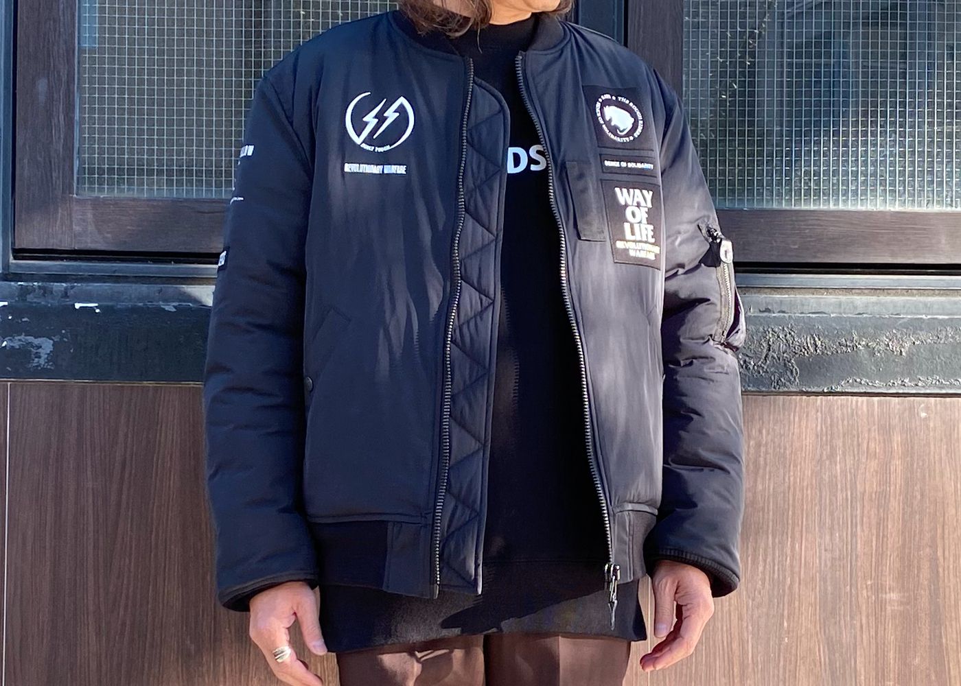 豪華グラフィックが載ったMA-1が引き立つ無骨なアメカジスタイル