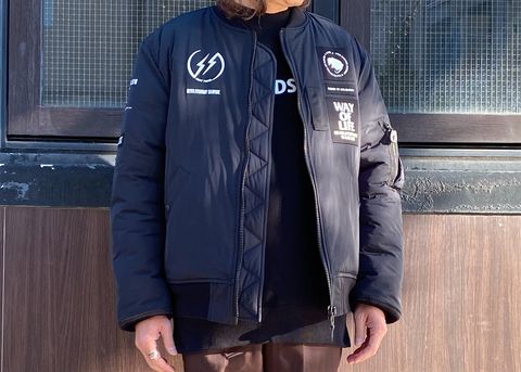 豪華グラフィックが載ったMA-1が引き立つ無骨なアメカジスタイル