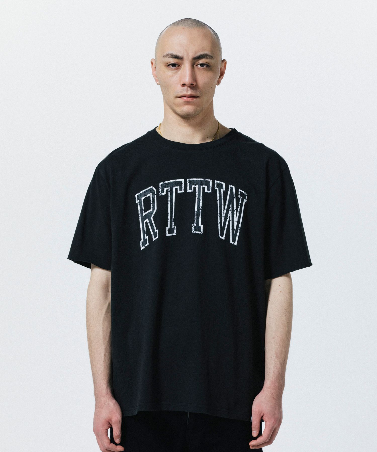 R9 RTTW TEE (BLACK) / カレッジロゴ プリント オリジナル Tシャツ