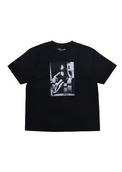 Amy Winehouse "Sitting On A Chair" Photo S/S Tee (BLACK) / エイミー・ワインハウス コラボ Tシャツ