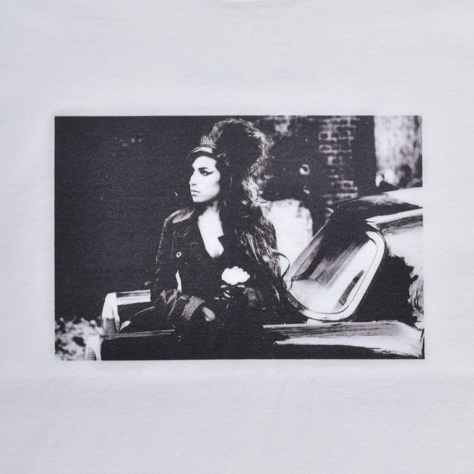 Amy Winehouse "Lean On A Car" Photo S/S (WHITE) / エイミー・ワインハウス コラボ Tシャツ