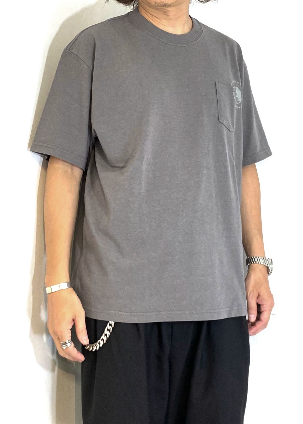 CIRCLE POCKET TEE BACK PRINT (CHARCOAL) / サークルロゴ ポケット Tシャツ