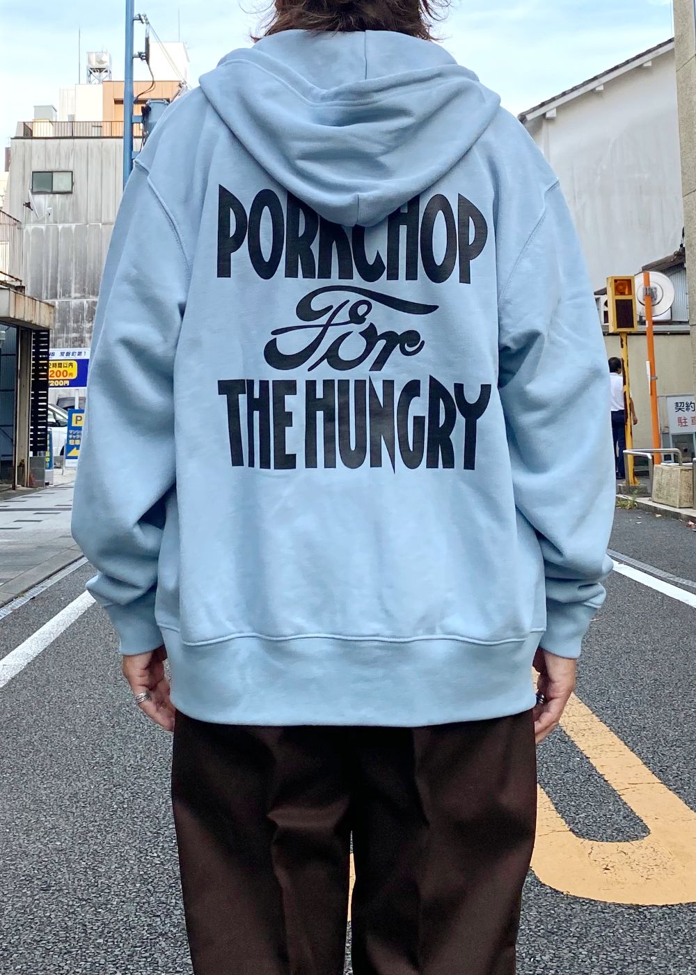 HUNGRY ZIP UP HOODIE (STONE BLUE) / ハングリー ロゴ スウェット ジップパーカー