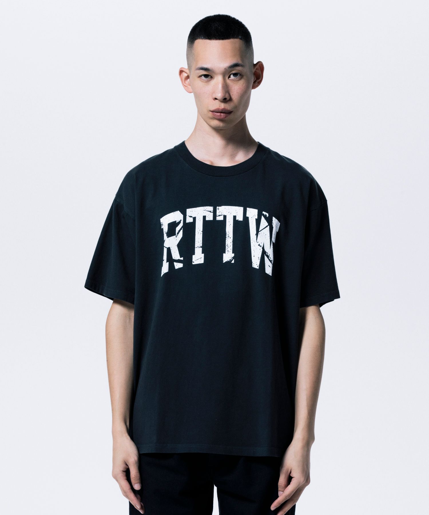 RTTW TEE (JET) / カレッジ ロゴ プリント Tシャツ