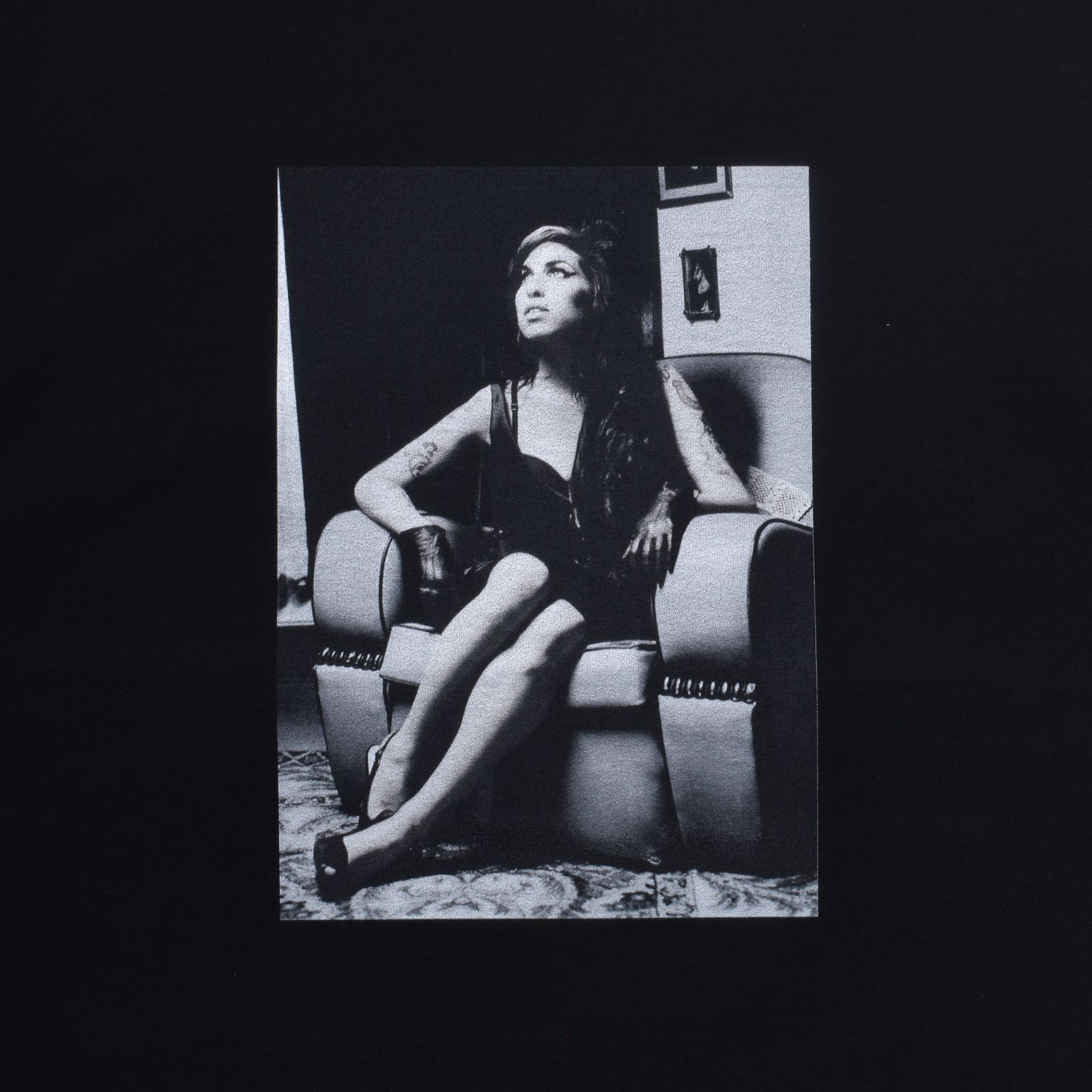 Amy Winehouse "Sitting On A Chair" Photo S/S Tee (BLACK) / エイミー・ワインハウス コラボ Tシャツ
