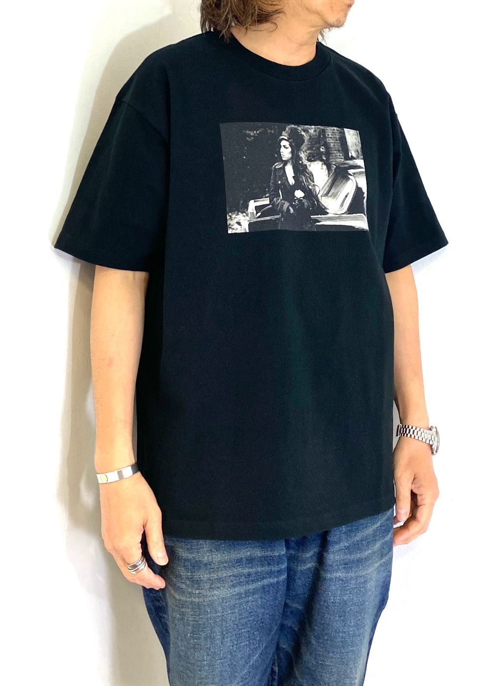 Amy Winehouse "Lean On A Car" Photo S/S (BLACK) / エイミー・ワインハウス コラボ Tシャツ