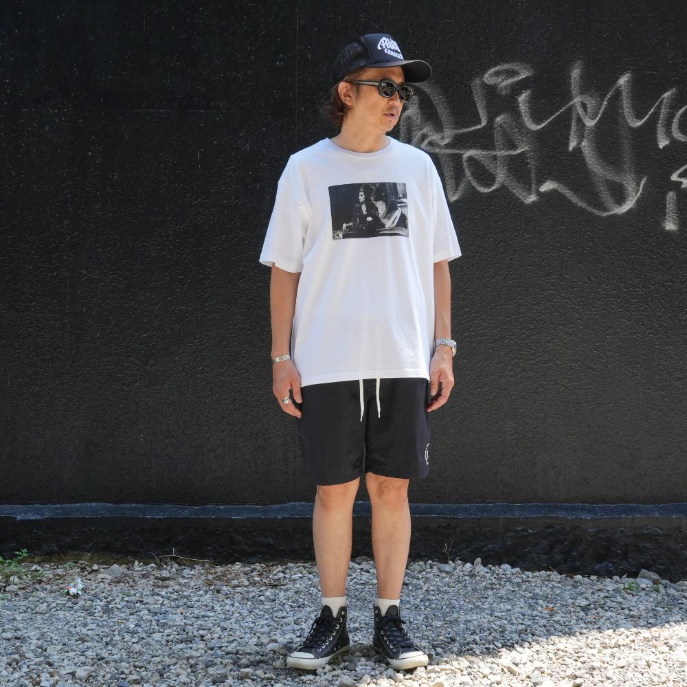 Amy Winehouse "Lean On A Car" Photo S/S Tee (WHITE) / エイミー・ワインハウス コラボ Tシャツ