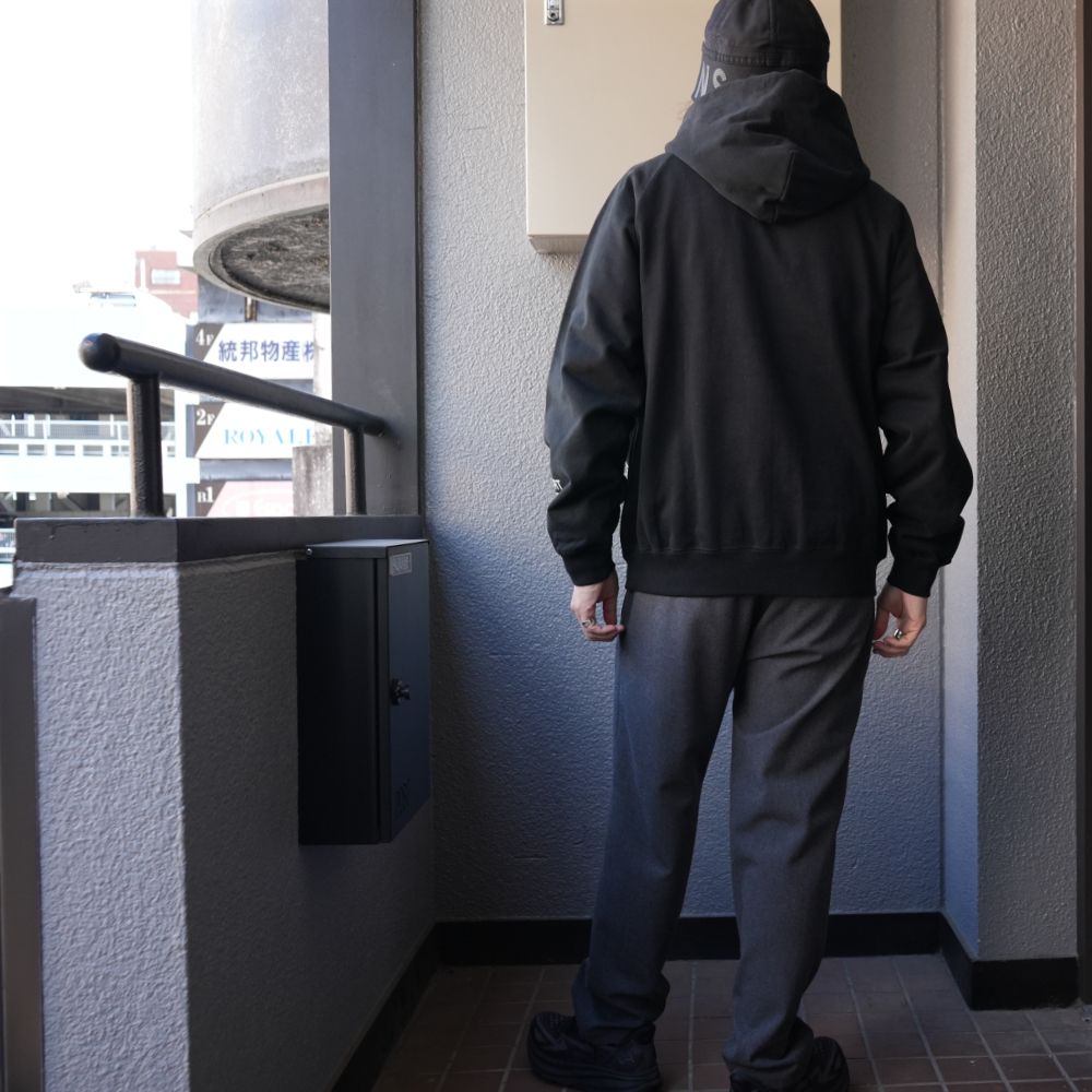 TM LOGO HOODIE (BLACK) / ロゴ プリント スウェット パーカー