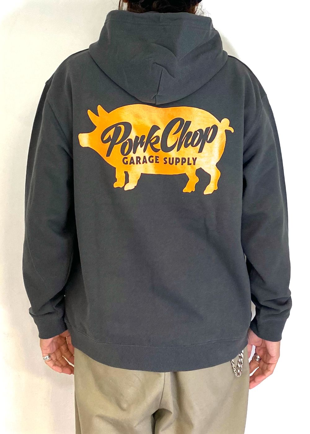 【ラスト1点】SCRIPT PORK HOODIE (ASH BLACK) / ロゴ スウェットパーカー