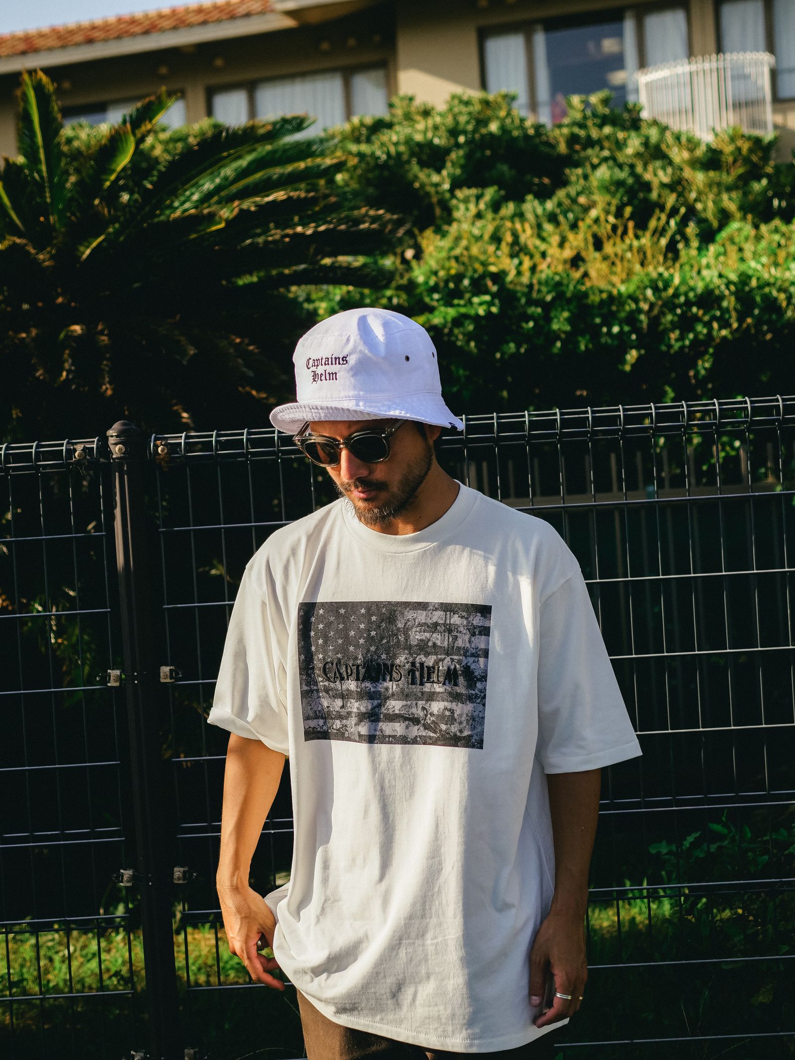 【ラスト1点】CAPTAIN’S FLAG TEE (WHITE) / ロゴ刺繍&アメリカンフラッグ プリント Tシャツ