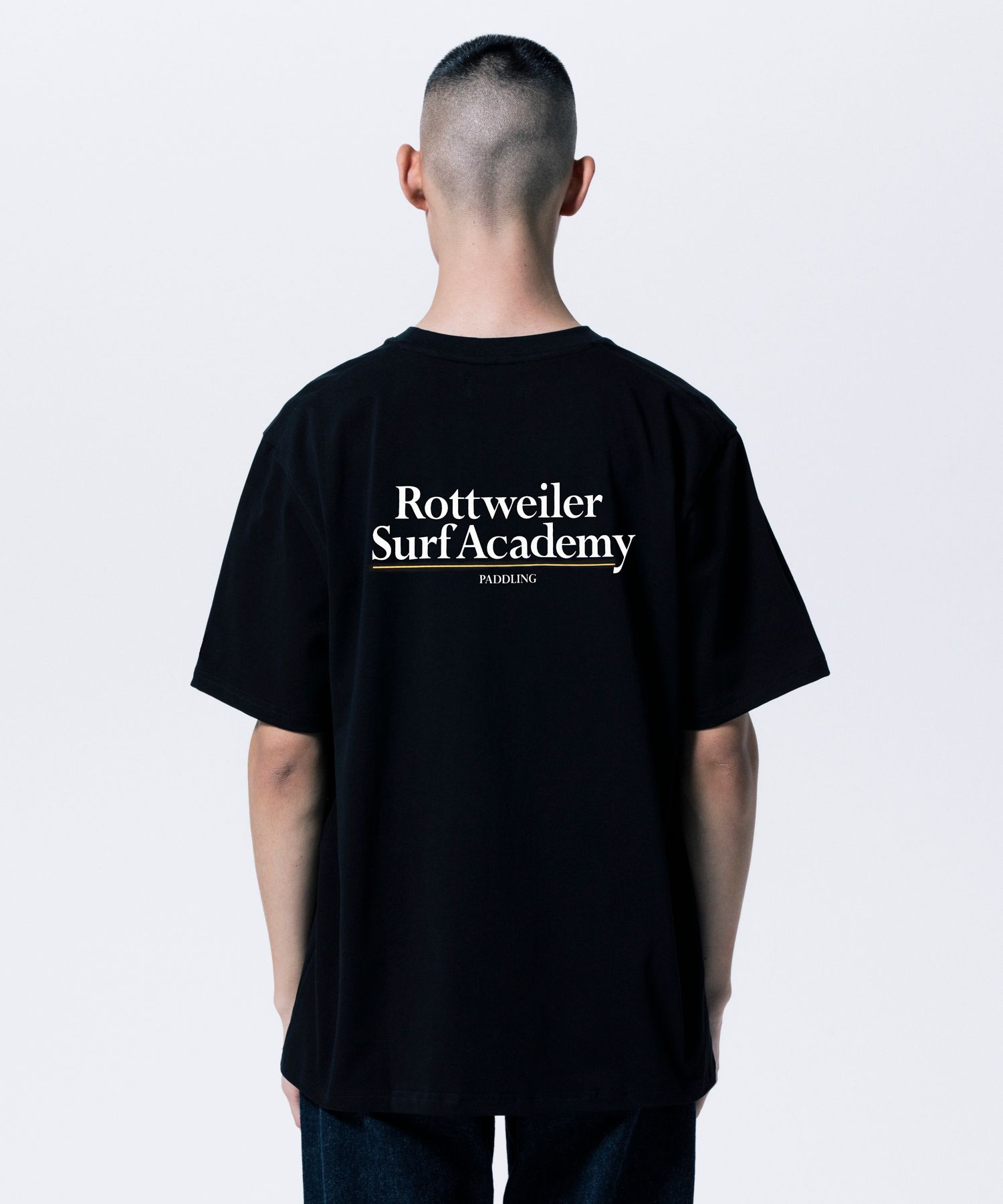 R9 SURF ACADEMY SS TEE (BLACK) /  オリジナル ロゴプリント Tシャツ