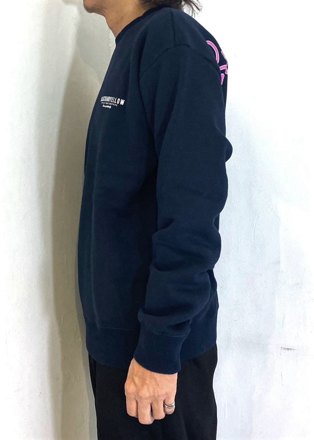 RATS - SCRIPT BIG LOGO CREW NECK SWEAT (NAVY) / ロゴプリント