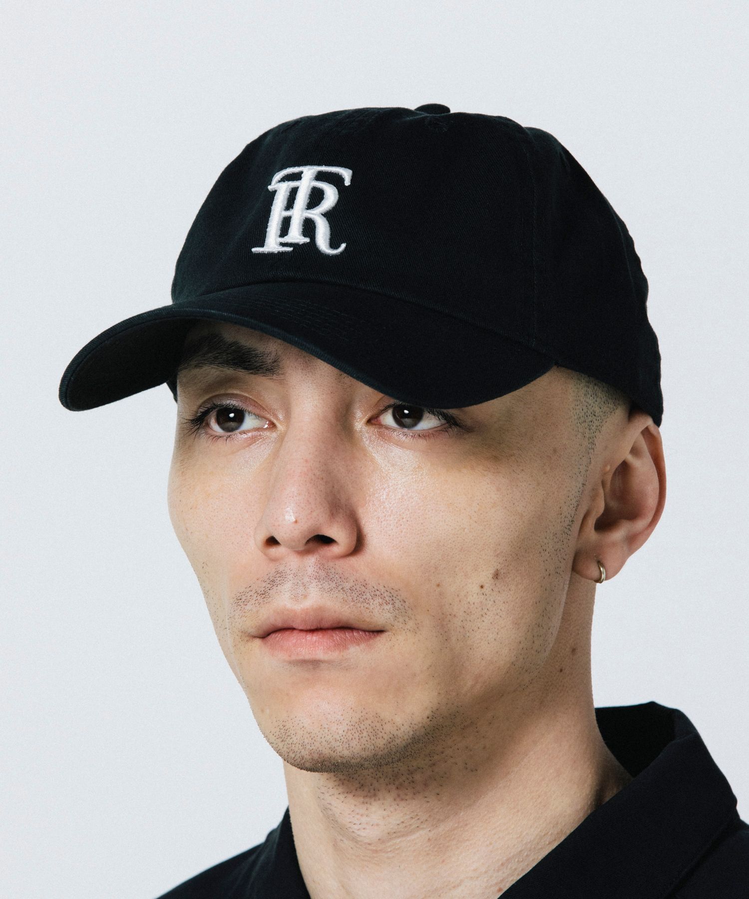RT CAP (BLACK) / ロゴ刺繍 ダッド キャップ。