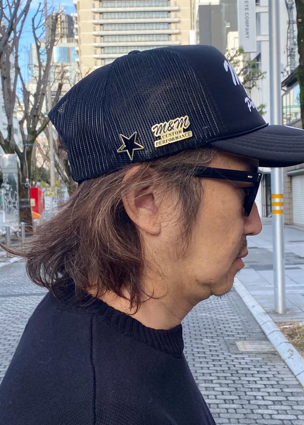 PINS (BLACK/GOLD) / ロゴ ピンバッジ