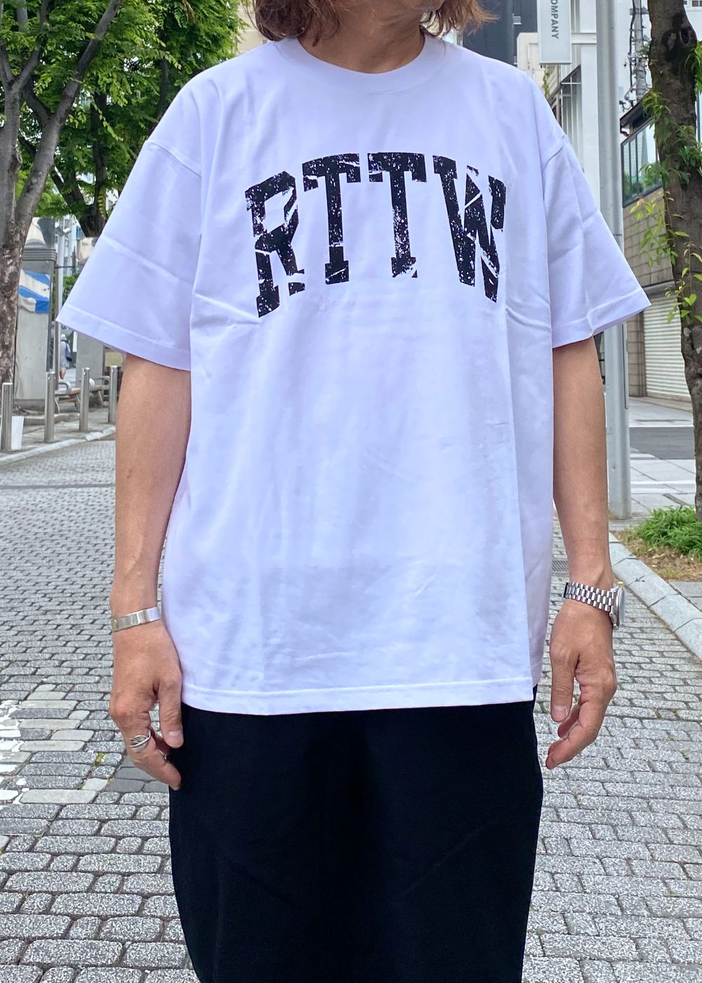 RTTW TEE (WHITE) / カレッジ ロゴ プリント Tシャツ