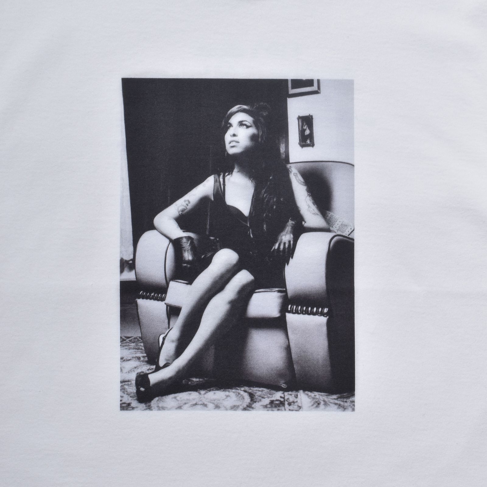 Amy Winehouse "Sitting On A Chair" Photo S/S Tee (WHITE) / エイミー・ワインハウス コラボ Tシャツ