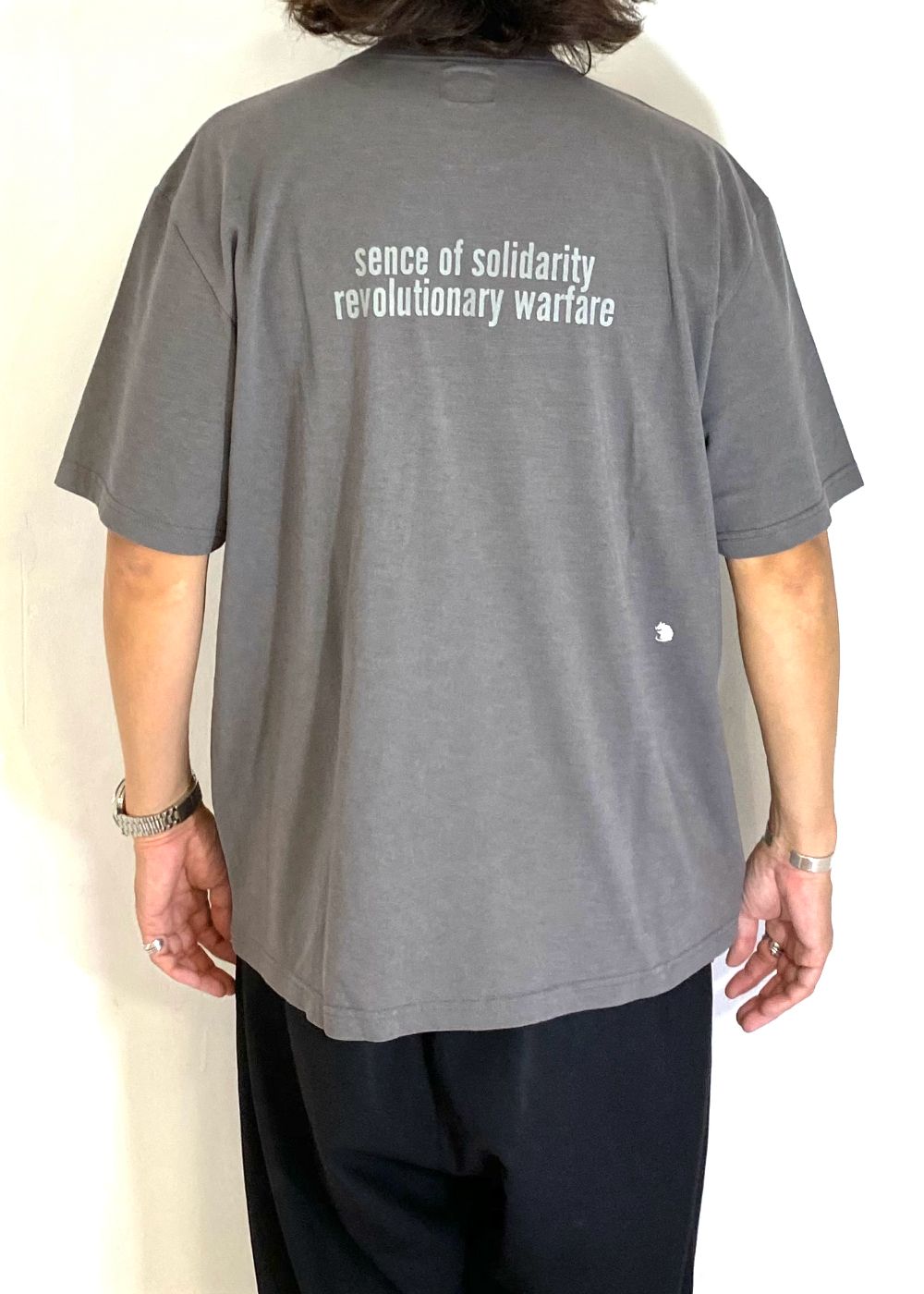 CIRCLE POCKET TEE BACK PRINT (CHARCOAL) / サークルロゴ ポケット Tシャツ