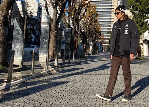 豪華グラフィックが載ったMA-1が引き立つ無骨なアメカジスタイル