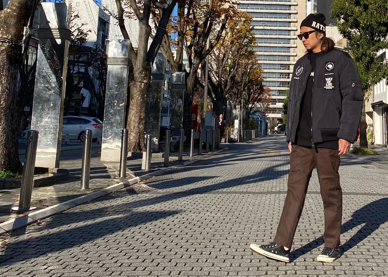 豪華グラフィックが載ったMA-1が引き立つ無骨なアメカジスタイル