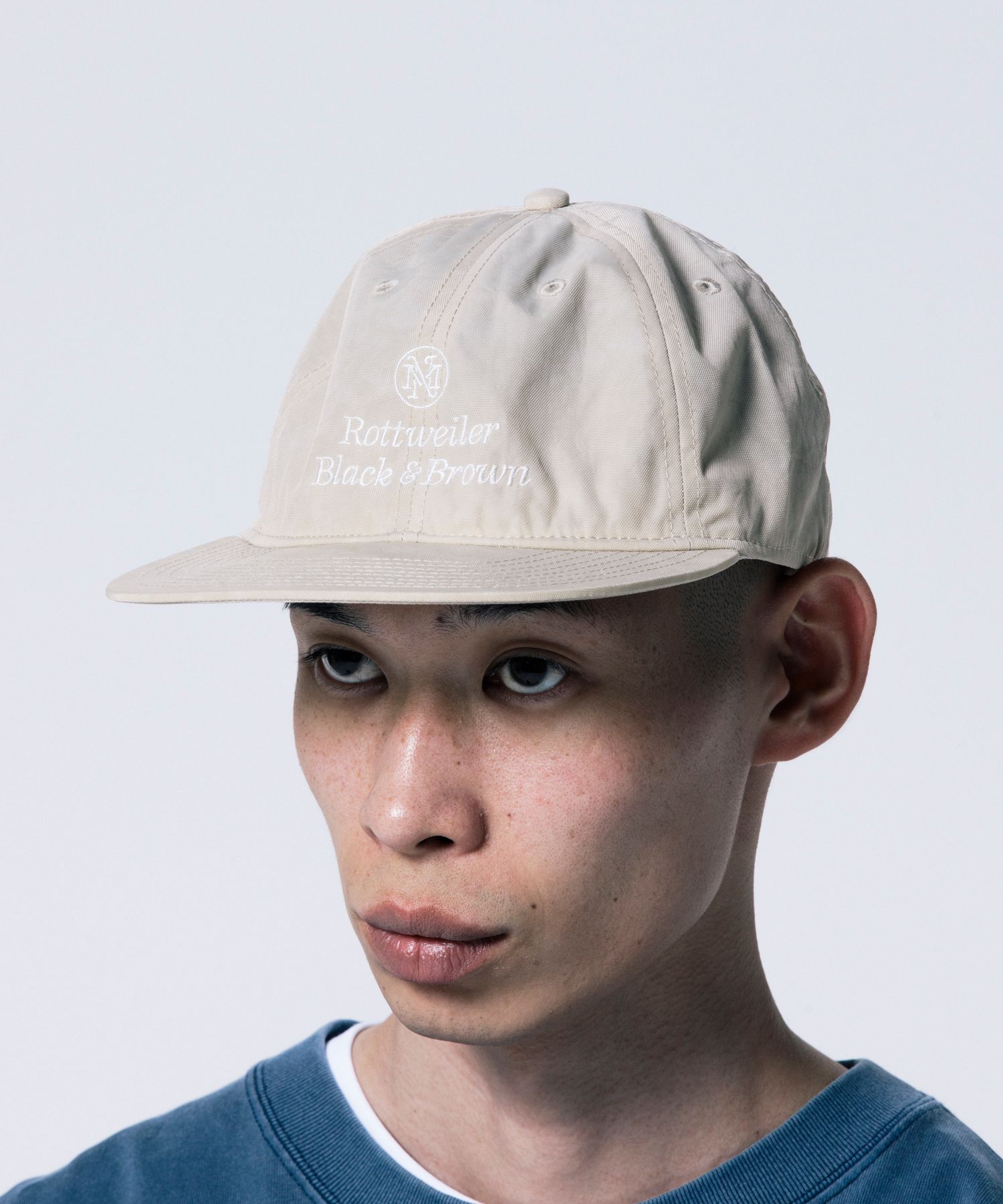 RWMN CAP (BEIGE) / マジックナンバー コラボ ロゴ刺繍 ダッド キャップ。