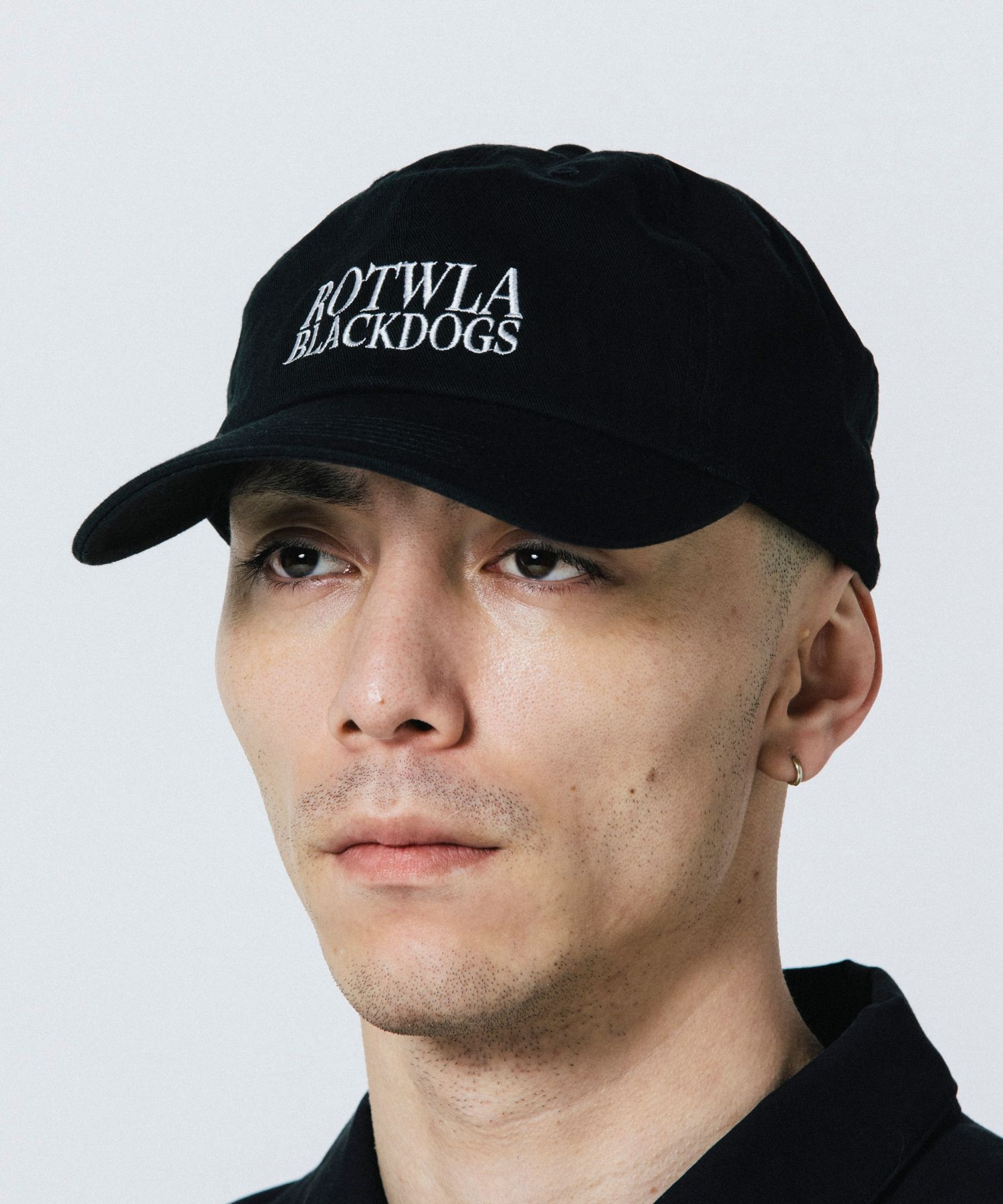 ROTWLA CAP (BLACK) / ロゴ刺繍 ダッド キャップ。