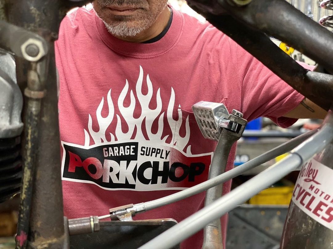 FIRE BLOCK POCKET TEE (CRIMSON RED) / ロゴ プリント ポケットTシャツ