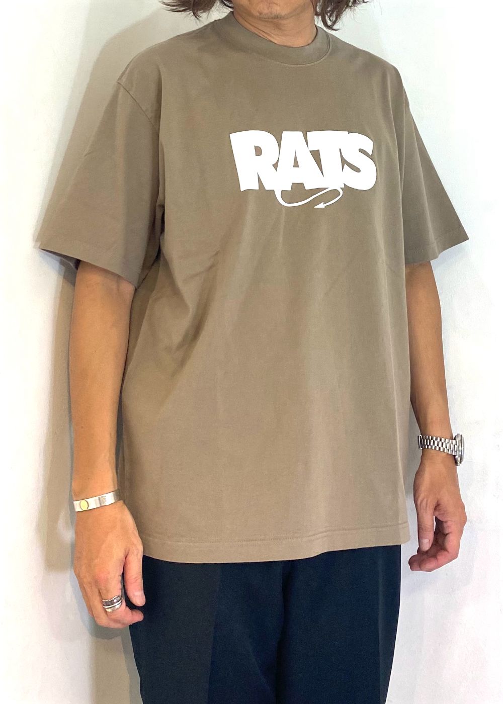 RATS - BOX LOGO TEE (KHAKI) / ボックス ロゴ Tシャツ | LOOPHOLE