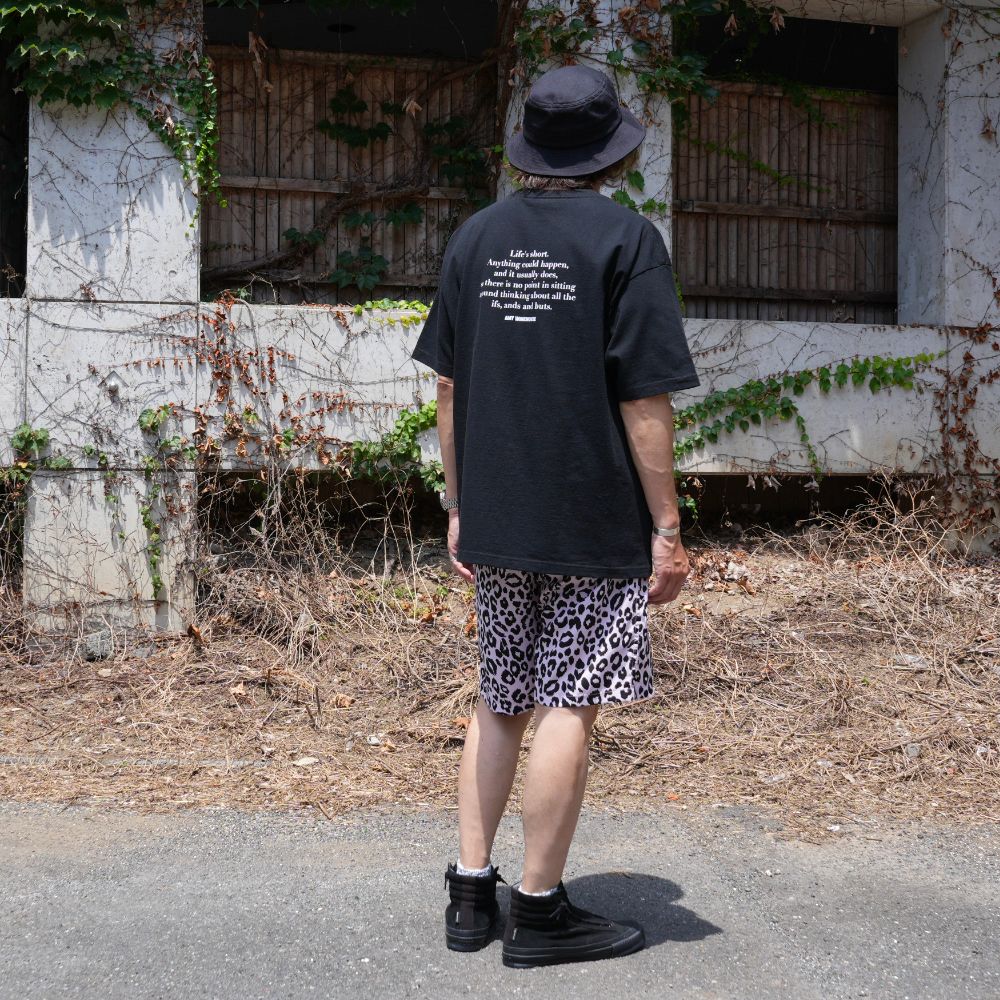 Amy Winehouse "Sitting On A Chair" Photo S/S Tee (BLACK) / エイミー・ワインハウス コラボ Tシャツ