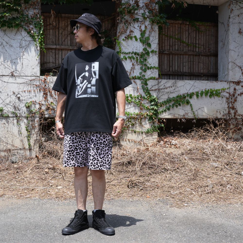 Amy Winehouse "Sitting On A Chair" Photo S/S Tee (BLACK) / エイミー・ワインハウス コラボ Tシャツ