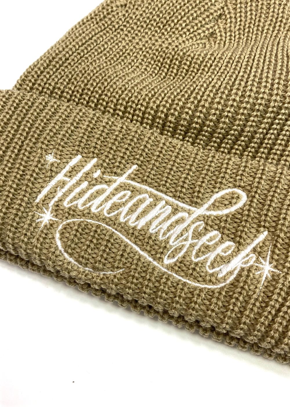 HIDE AND SEEK - Cursive Logo Knit CAP (BEIGE) / ロゴ刺繍 HIDE AND SEEK - Cursive Logo Knit CAP (BEIGE) / ロゴ刺繍