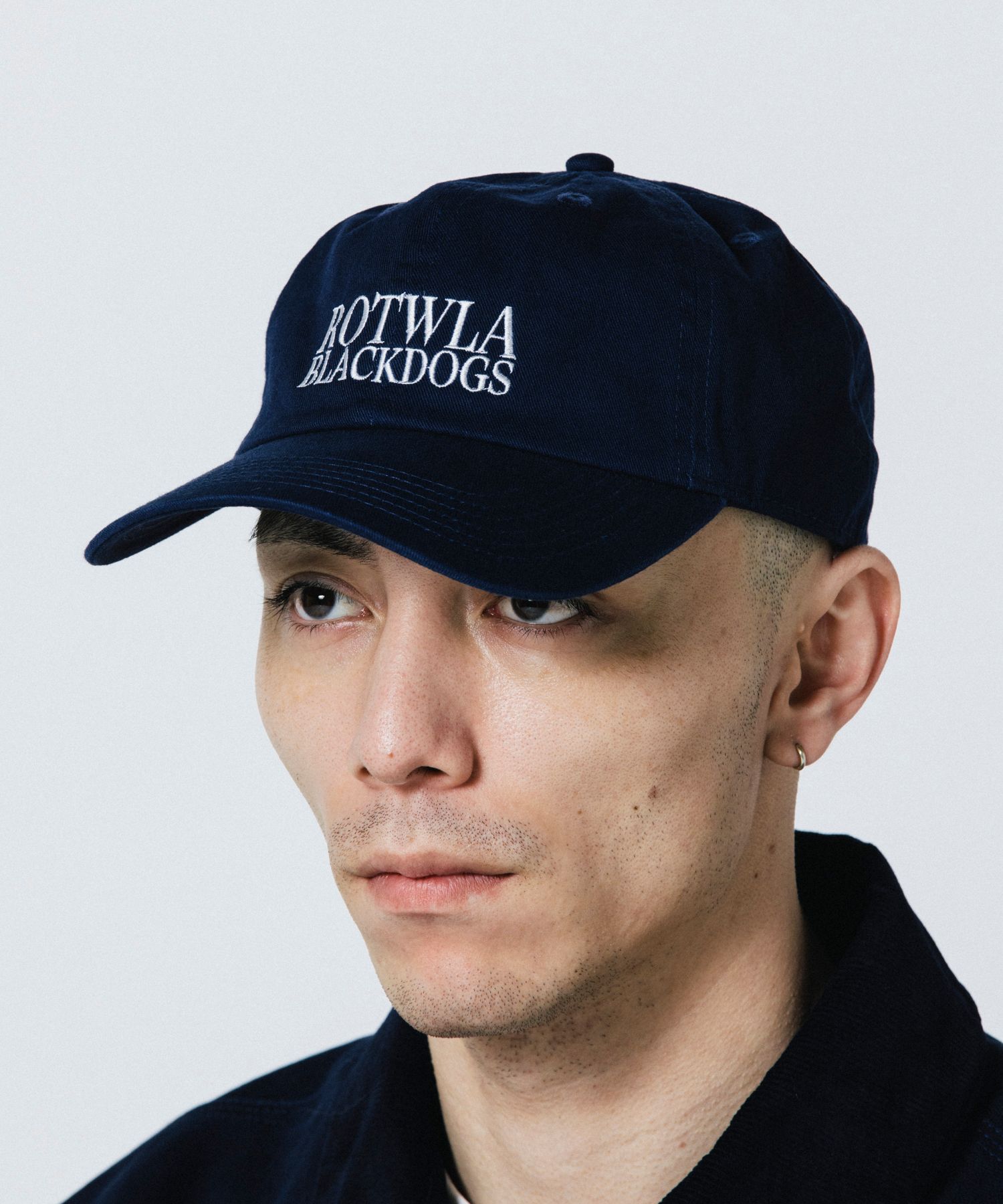 ROTWLA CAP (NAVY) / ロゴ刺繍 ダッド キャップ。