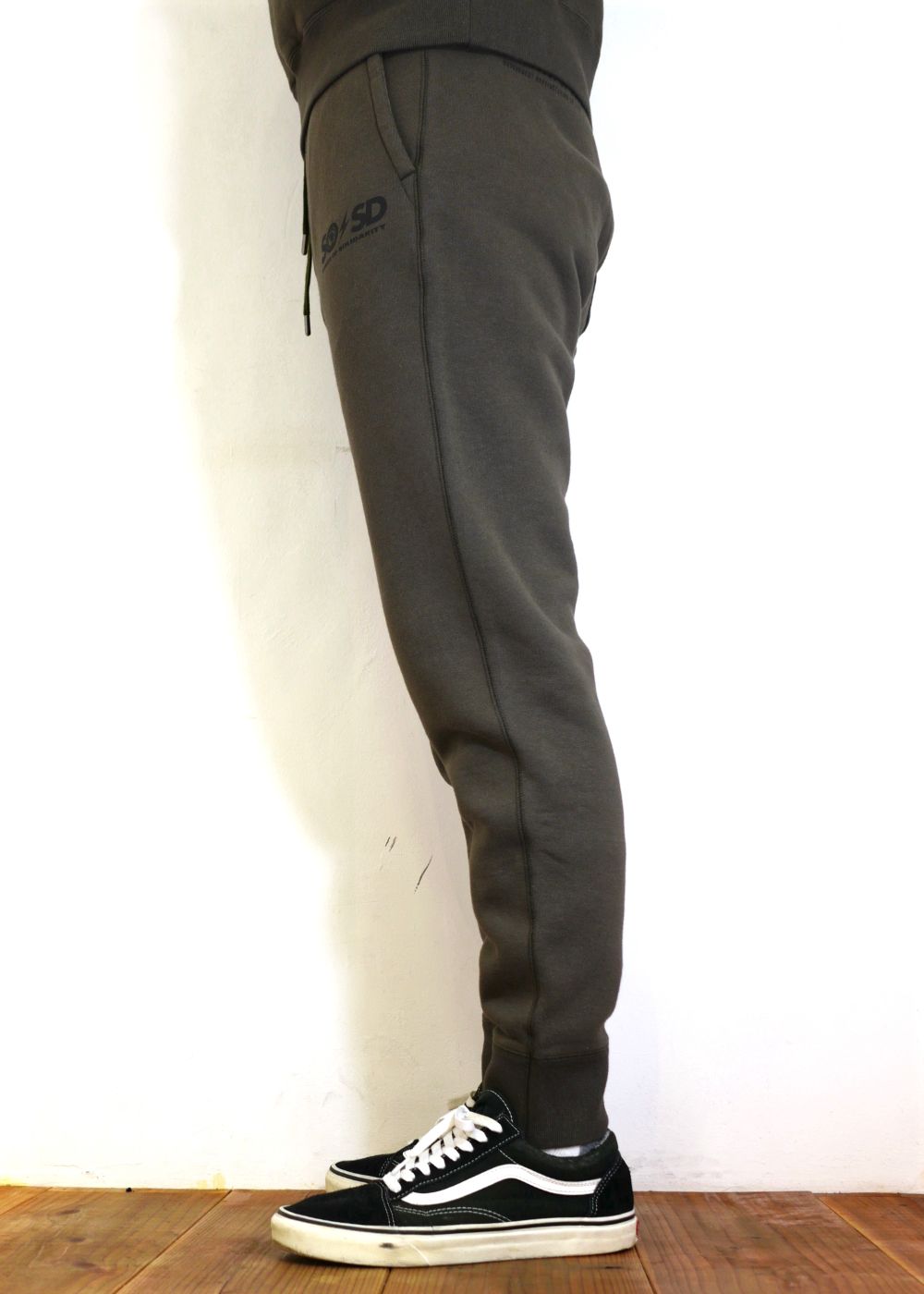 RATS - JOGGER SWEAT PANTS (KHAKI) / プリントスウェットパンツ