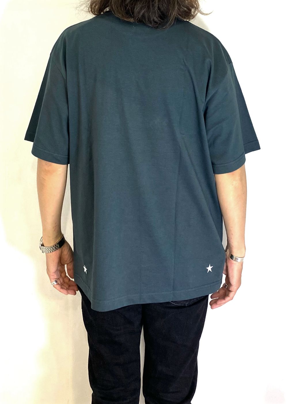 PRINT TEE (GRAYISH GREEN) / ステンシル ロゴ プリント Tシャツ