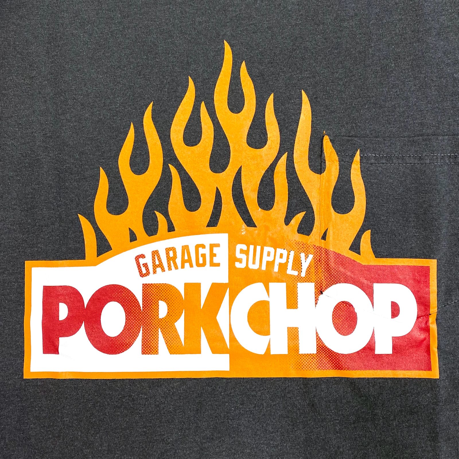 FIRE BLOCK POCKET TEE (ASH BLACK) / ロゴ プリント ポケットTシャツ